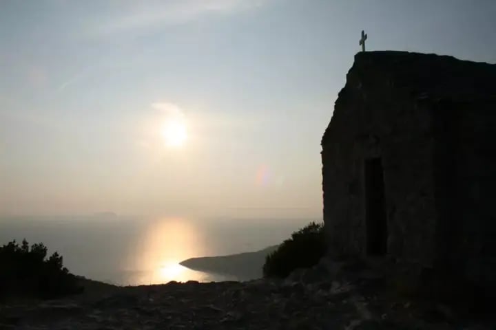 croatie-church-above-komiza-uai-720x480