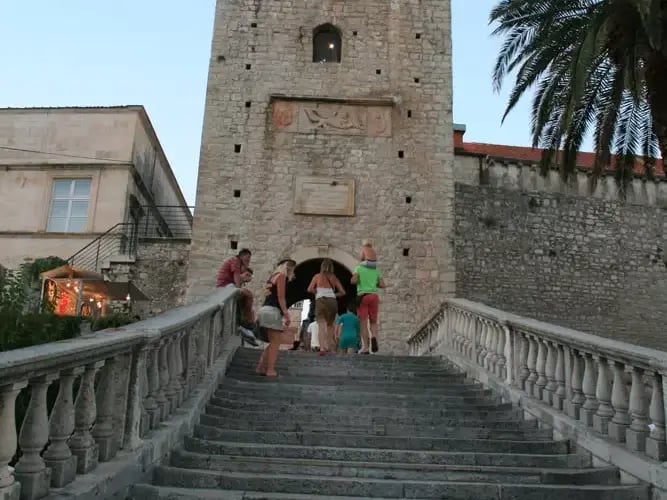 croatie-entering-the-walled-town-korcula-uai-667x500