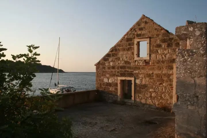 croatie-ruined-house-vis-uai-720x480